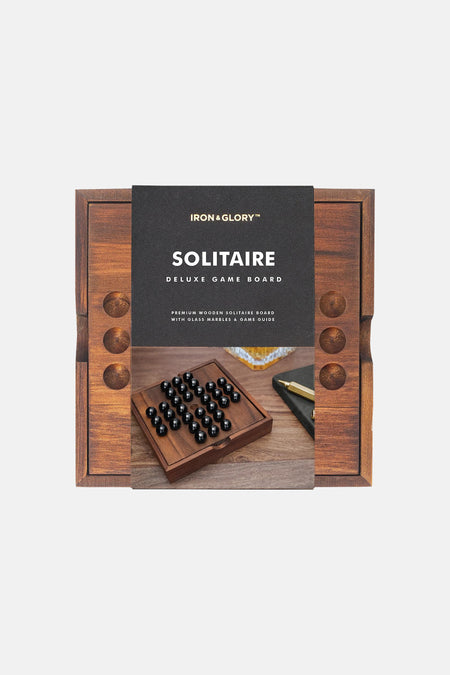 Bruine houten solitaire spelbord van SUCK UK met glazen marbles en gids, front view