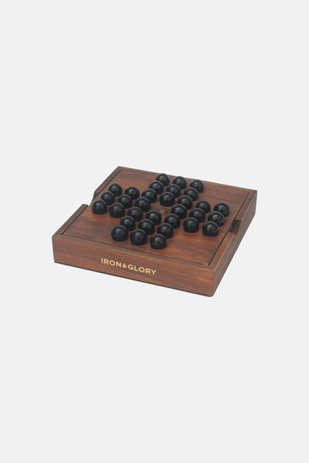 Bruine houten spelbord met zwarte bolletjes, van SUCK UK, met gegraveerde tekst Iron & Glory, bovenaanzicht