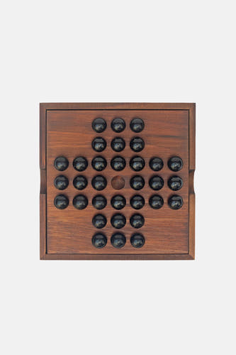 Bruine houten spelbord met zwarte glazen knopen, van SUCK UK, bovenaanzicht, minimalistisch design