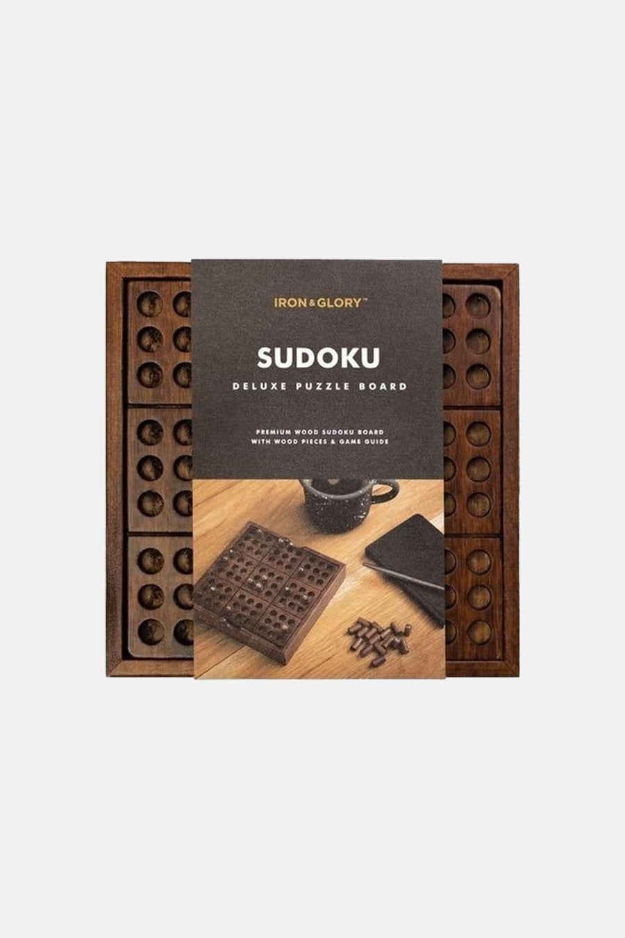 Bruine houten Sudoku puzzelbord van SUCK UK, met houten stukjes en spelgids, lifestyle weergave