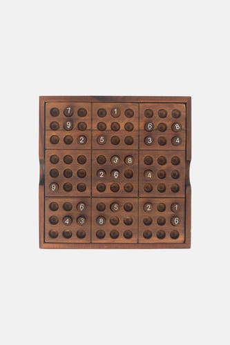 Bruine houten sudoku spel met nummerstukjes, van SUCK UK, bovenaanzicht, natuurlijke textuur, 9x9 raster