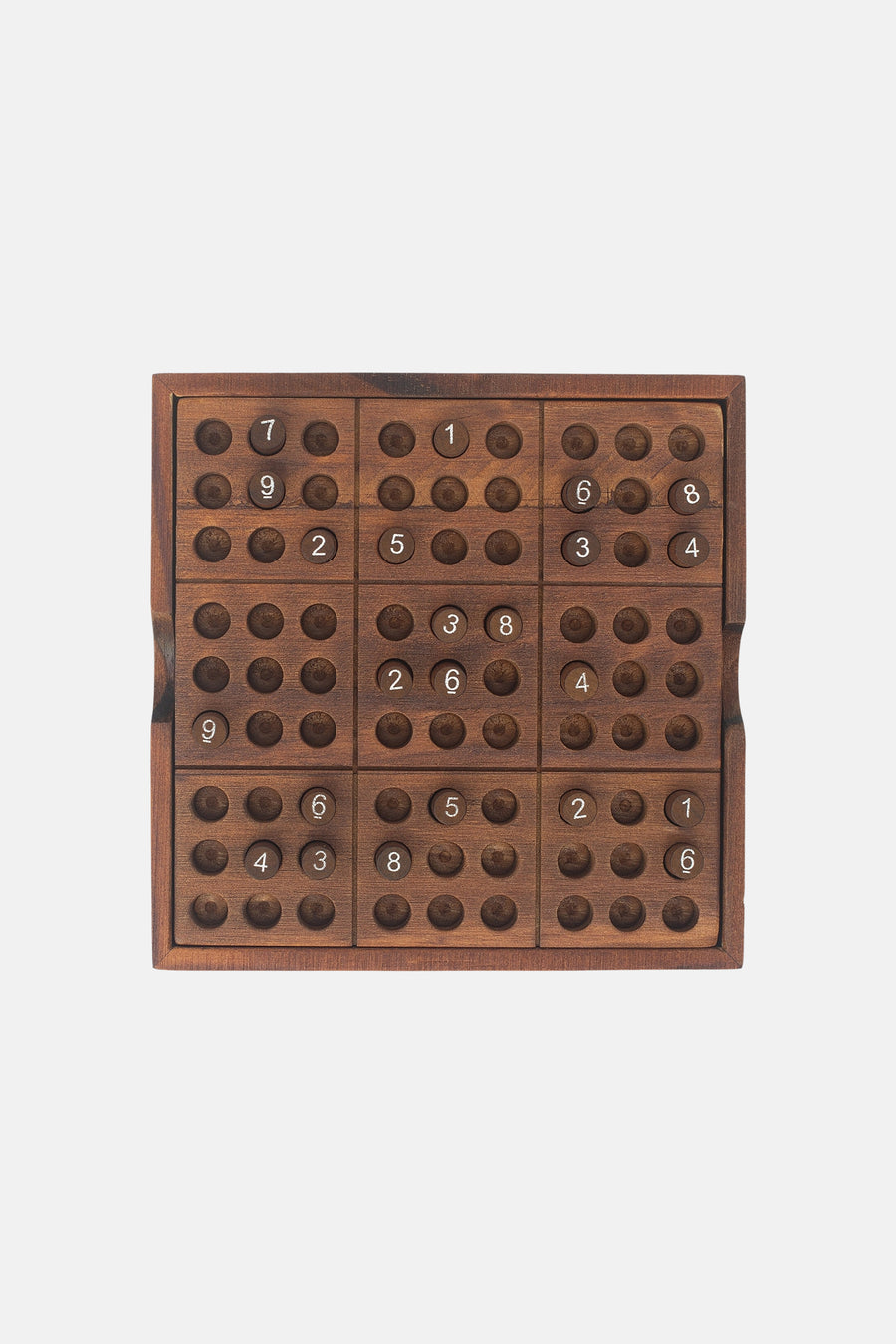 Bruine houten sudoku spel met nummerstukjes, van SUCK UK, bovenaanzicht, natuurlijke textuur, 9x9 raster
