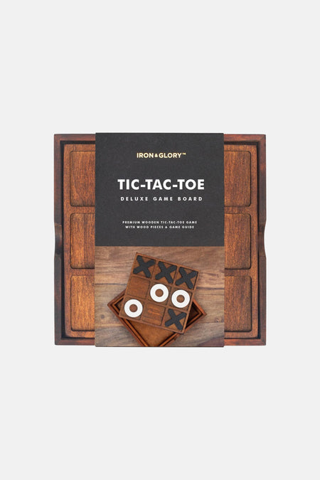 Bruine houten tic-tac-toe spelbord van SUCK UK, met houten X en O stukjes, verpakt in luxe doos met zwart label