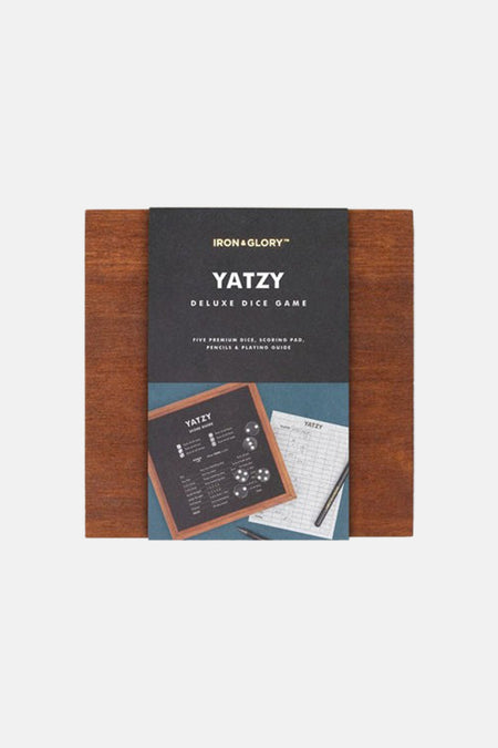 Bruine Yatzy dobbelspelbox van SUCK UK met zwart label, houten rand en scorebordafbeelding