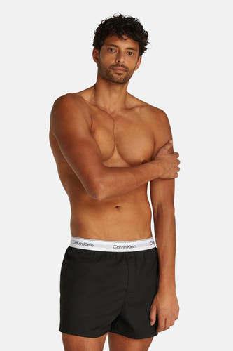 Short de box Calviners Calvin Klein Klein Klein par man a with arms arms arms arms arms against body background...