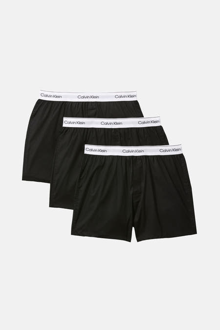 Zwarte boxershort van Calvin Klein, in een stapel van drie boxers met een elastische tailleband.
