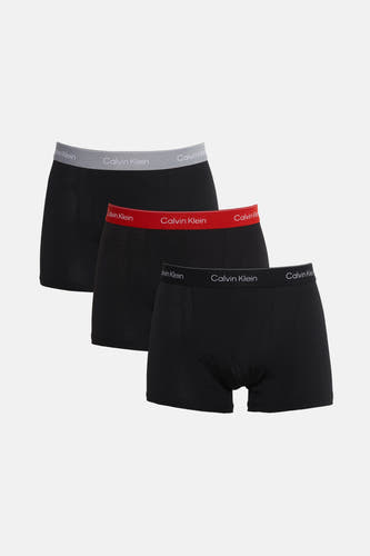 Zwarte slips van Calvin Klein, in een gestapelde weergave met een rode en grijze band.
