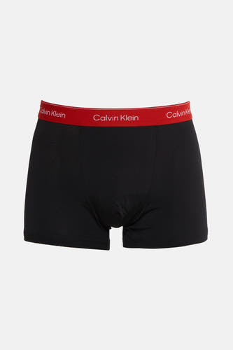 Zwarte slip van Calvin Klein met rode tailleband voorzien van merknaam.
