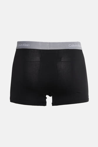 Zwarte slip van Calvin Klein, met grijze elastische band met merklogo, vanuit de achterkant gezien.