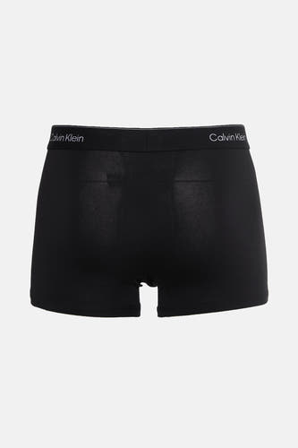 Zwarte slip van Calvin Klein, gezien vanaf de achterkant met elastische band met merklogo.