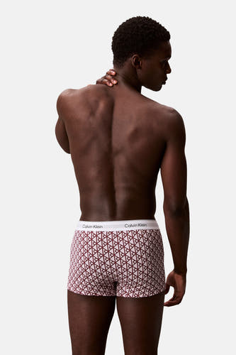 Lichtroze boxershort met donkerrode geometrische CK-monogram print van Calvin Klein, gezien vanaf de achterkant, met wit logo op de tailleband.