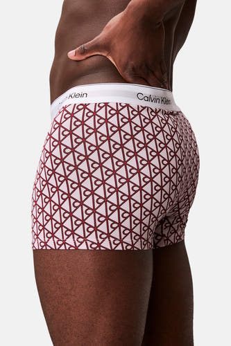 Lichtroze boxershort van Calvin Klein met donkerrood geometrisch patroon en witte tailleband, zij-achterzicht.