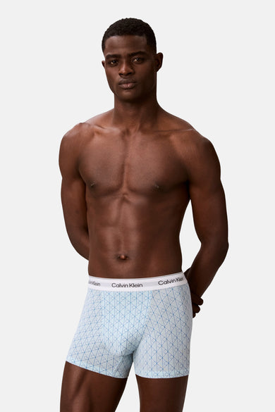 Slip multicolore de Calvin Klein, avec un motif de logos sur fond bleu clair.