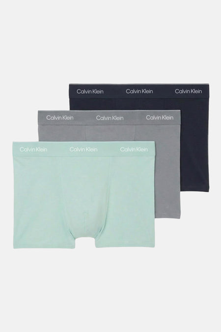 Set van drie boxerslips van Calvin Klein in groen, grijs en marineblauw.
