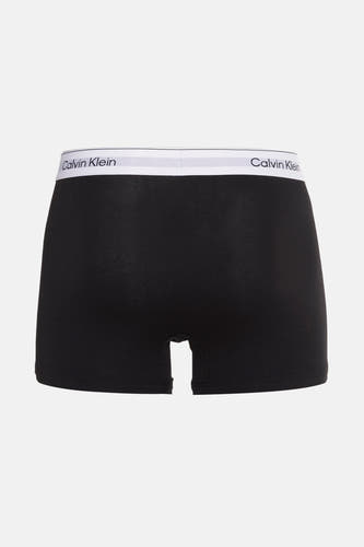 Sous-vêtement noir de Calvin Klein, avec une bande élastique blanche portant le logo.