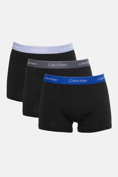 Sous-vêtements noirs de Calvin Klein, avec des bretelles élastiques en bleu clair, gris et bleu.