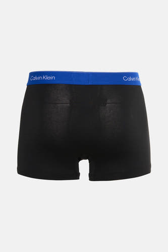 Zwarte slip van Calvin Klein met een blauwe tailleband voorzien van het merklogo.