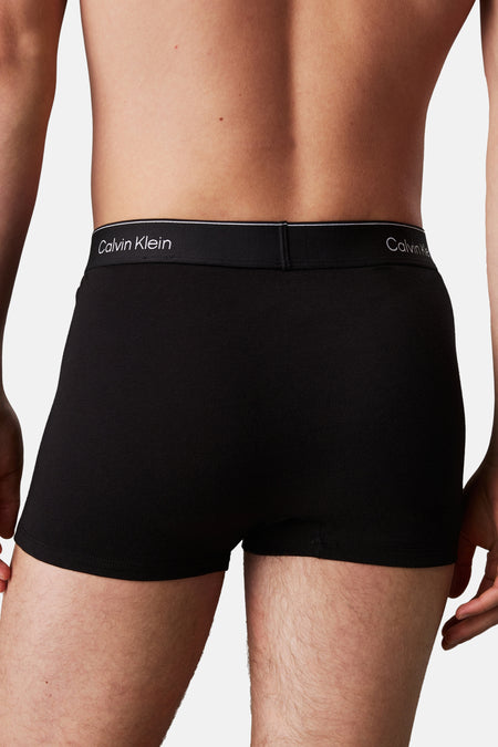 Zwarte boxershort van Calvin Klein met wit logo op de tailleband, van achteren gefotografeerd.