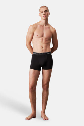 Zwarte boxershort van Calvin Klein met logoband gedragen door een staande man.