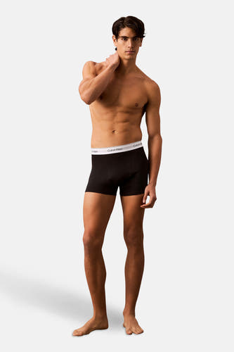 Sous-vêtement noir de Calvin Klein porté par un homme avec le torse nu.
