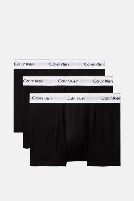 Sous-vêtements noirs de Calvin Klein, en un ensemble de trois, avec le nom de la marque sur la ceinture.