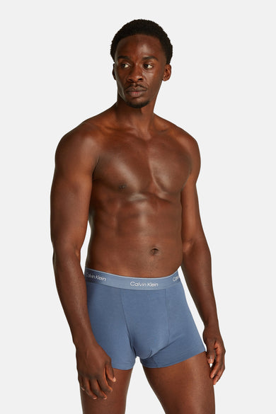 Multicolor slip van Calvin Klein, gedragen door een mannelijk model, tegen een witte achtergrond.
