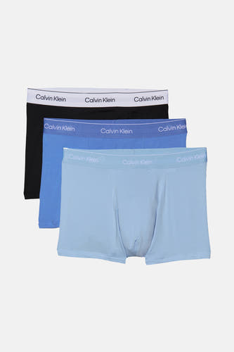 Trois slips en coton Calvin Klein de noir et bleu marine avec des ceintures élastiques à logo.