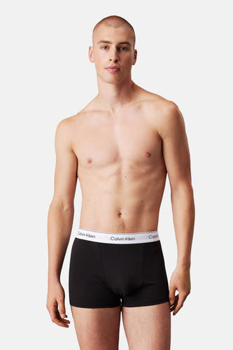 Sous-vêtement noir de Calvin Klein porté par un homme avec une coupe de cheveux courte.