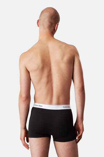 Sous-vêtement noir de Calvin Klein, vu de derrière sur un modèle.