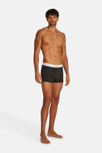Sous-vêtement noir de Calvin Klein porté par un modèle masculin sur un fond blanc.
