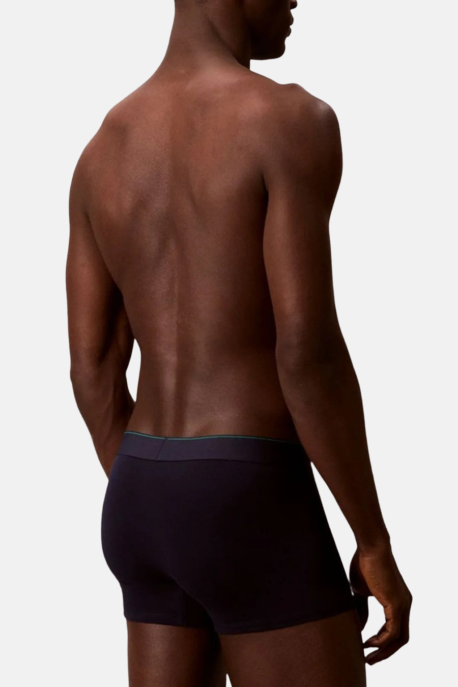 Boxershort in multicolor van Calvin Klein, gezien van achteren met een donkere tailleband.

