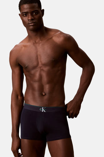 Multicolor boxershorts van Calvin Klein, gedragen door een man met een gespierd bovenlichaam.
