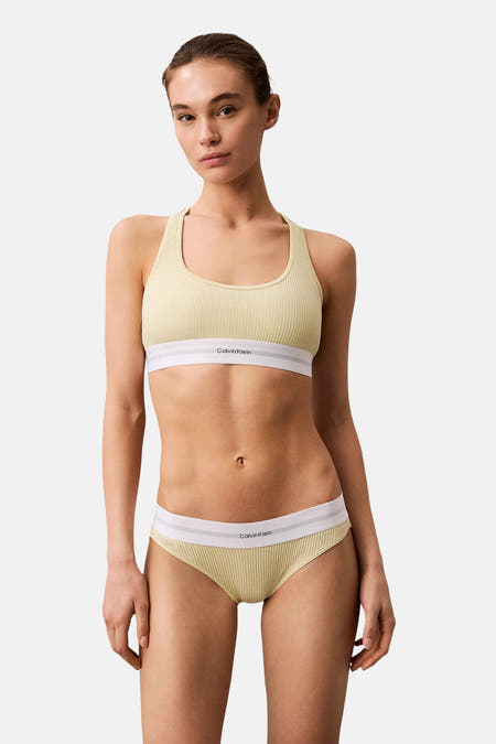 Gaine de Calvin Klein, rayée avec une bande blanche et un logo, portée avec une culotte coordonnée.