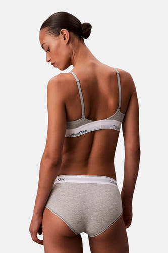 Manteau gris Calvin Klein, vu de dos, avec une culotte grise assortie et une bande blanche.