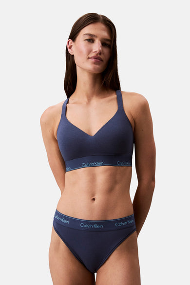 Vrouw, blauwe Calvin Klein set.