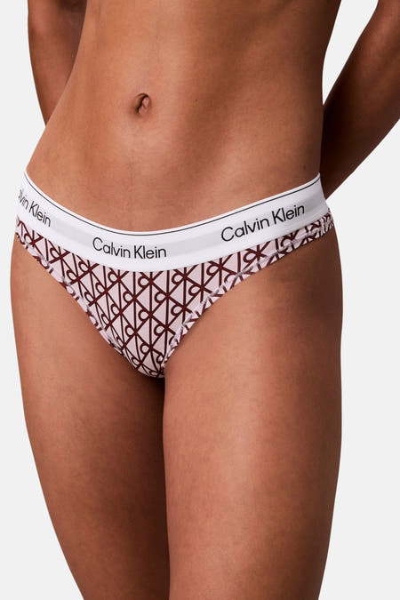 Slip rouge Calvin Klein avec un élastique blanc et un motif graphique.