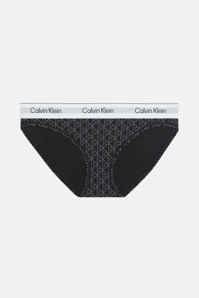 Zwarte slip met Calvin Klein-logo, grijze print, witte achtergrond.
