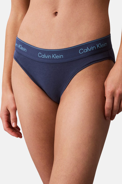 Blauwe slip van Calvin Klein, met elastische tailleband en logo details.