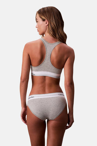 Grijze slip van Calvin Klein, gezien van achteren met bijpassende grijze sportbeha.
