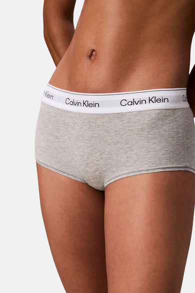 Grijze slip van Calvin Klein, met een witte elastische tailleband met logo.
