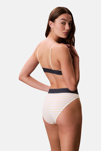 Gestreepte slip geel van Calvin Klein, met een donkerblauwe tailleband en lichte strepen.