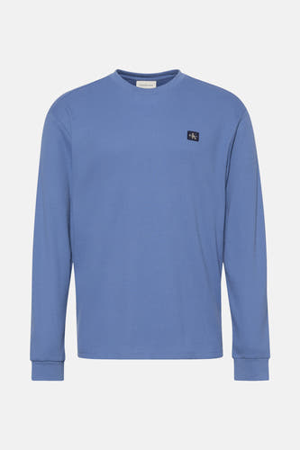 T-shirt bleu à manches longues de Calvin Klein Jeans, avec un fin motif rayé et un logo sur la poitrine.