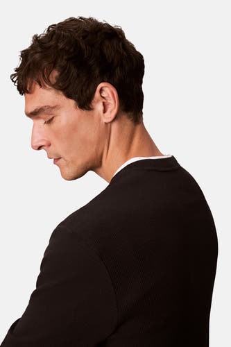 T-shirt noir à manches longues de Calvin Klein, en vue de face et avec une fine structure en côtes.
