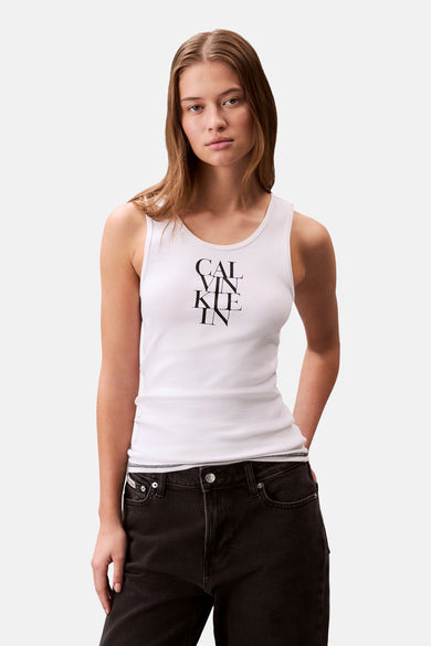Witte singlet van Calvin Klein met een zwart logo-ontwerp, gedragen met een donkere denim broek.
