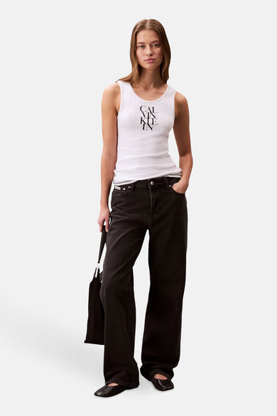 Witte singlet van Calvin Klein, gedragen met zwarte jeans en zwarte tas.
