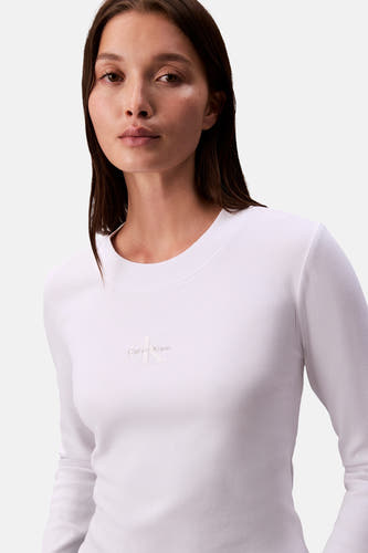 T-shirt blanc à longues manches de Calvin Klein avec texture côtière et logo subtil sur la poitrine.