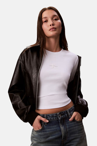 T-shirt à manches longues Calvin Klein avec des rayures blanches, associé à une veste en cuir et un pantalon de travail.