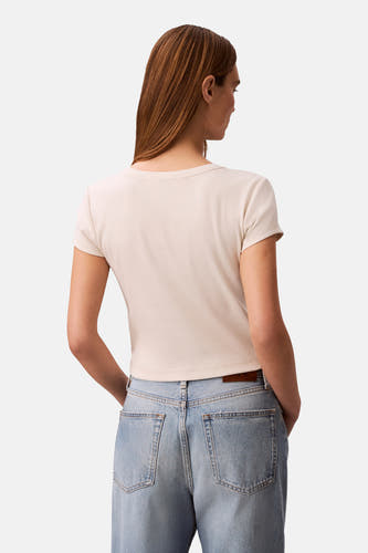 T-shirt écru à manches courtes Calvin Klein, avec côtes et col rond, vu de dos, associé à un jean.