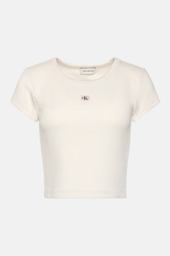T-shirt écru à manches courtes de Calvin Klein Jeans, avec un petit logo sur la poitrine et un col rond.