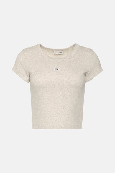 T-shirt beige à manches courtes de Calvin Klein, avec une texture côtelée et un petit logo sur la poitrine.